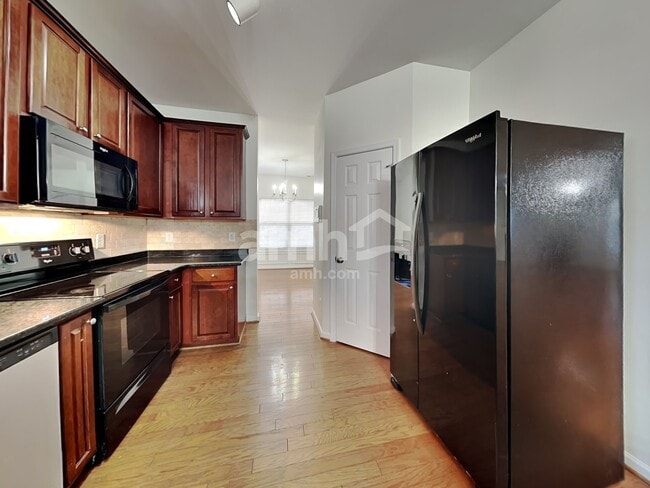 Photo - 10 Oakville Ct