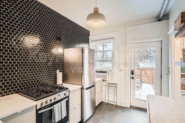 Building Photo - 227 S Logan St Unit 1