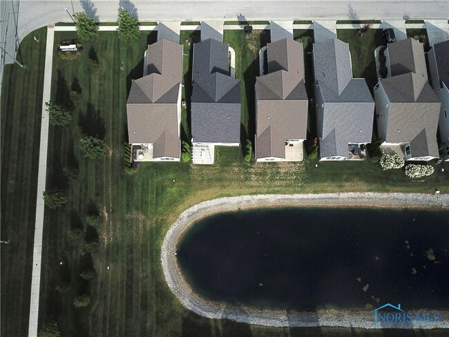 Vista aérea del estanque - 2143 Fieldbrook Dr