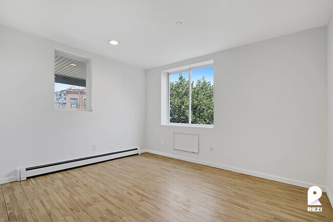 Photo - 385 Vernon Ave