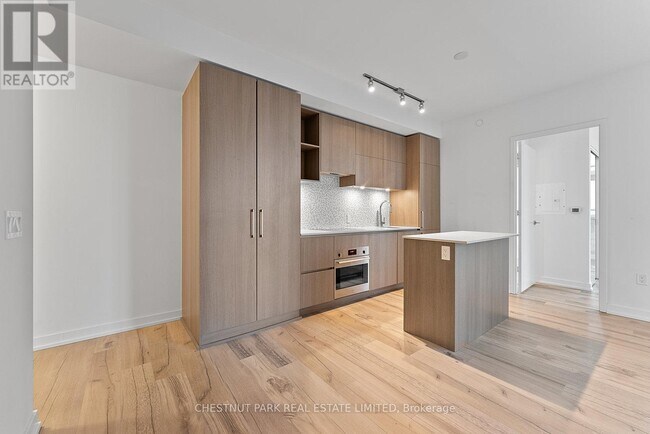 Photo - 1 Yorkville Ave