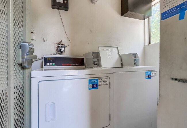 Photo - Apartment Building in Park Mesa Heights with Laundry On-Site and Parking