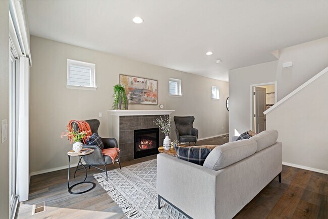 Photo - 3 Bedroom Townhome In Midtown with Fireplace