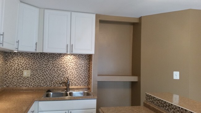 BackSplash - 8612 Lonicera Ct Unidad Basement Suite