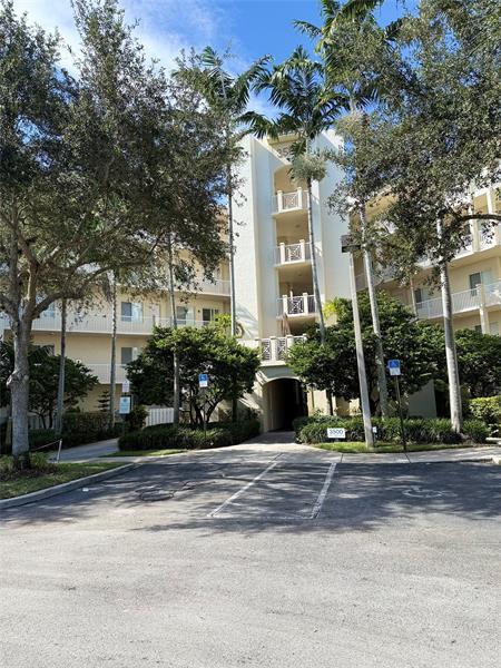Building Photo - 3500 Oaks Clubhouse Dr Unit 303