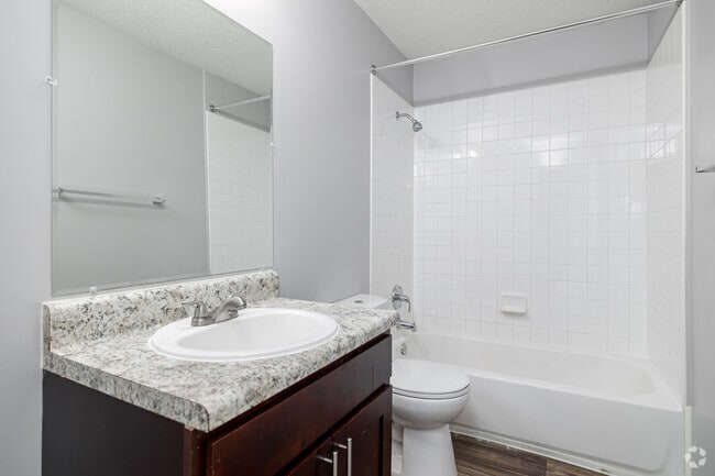 2BR, 2BA - 1,147SF - Bathroom