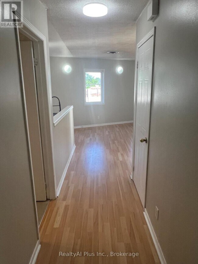 Photo - 1569A Kingston Rd