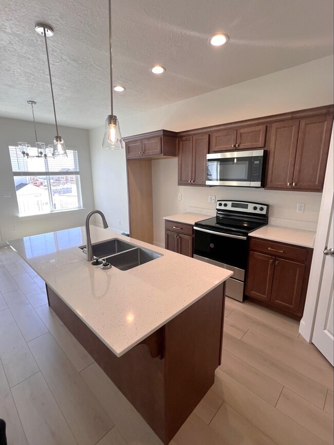 Building Photo - 1304 N Sage Dr Unit Townhome 1