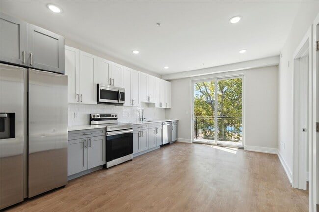 Photo - 723-729 N 35th St