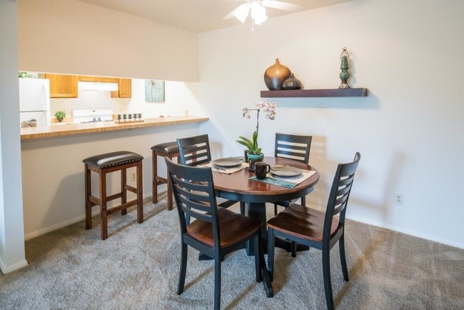 Dining Room w/ Breakfast Bar - Westbrook