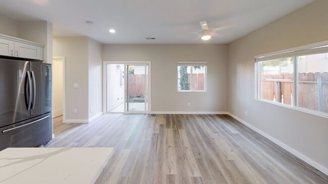 One Story 4BD/2BA w/ Private Yard!! - One Story 4BD/2BA w/ Private Yard!! Casa Adosada