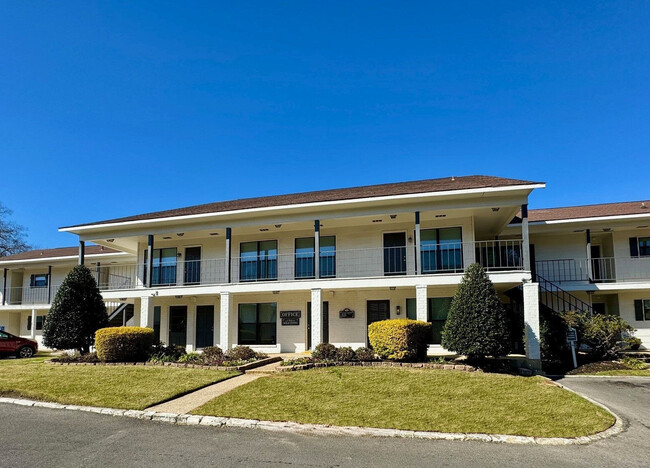 Jefferson Shadows - Jefferson Shadows Apartments