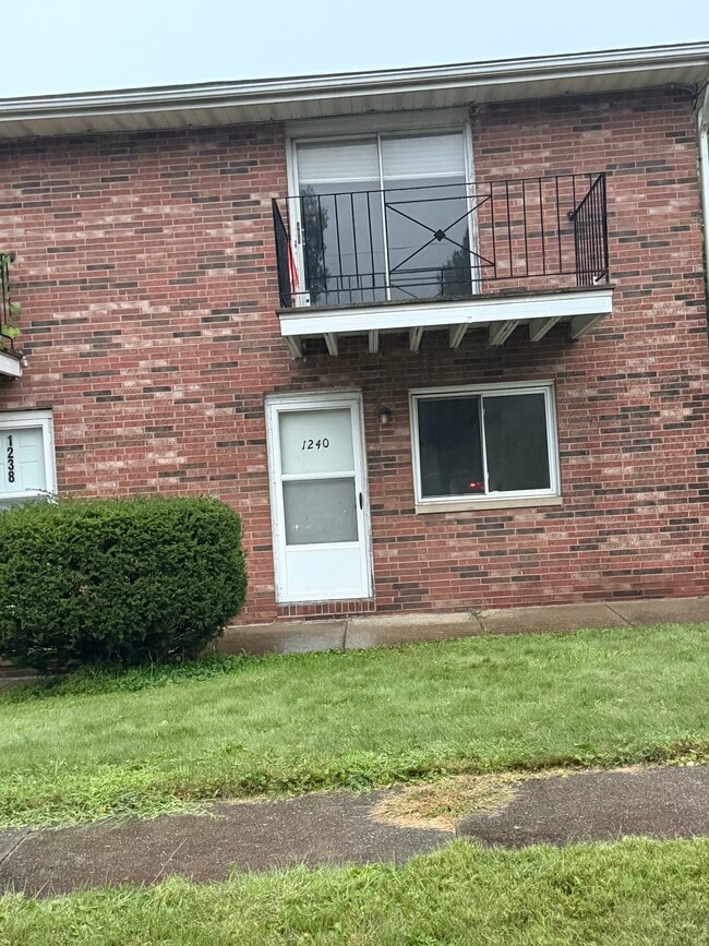 Building Photo - 1240 Cliffside St Unit 1240