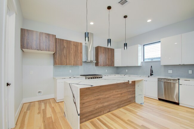 Photo - 7016 Staffordshire Blvd