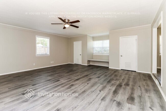 Photo - 310 E Huitt Ln