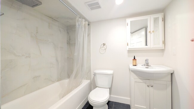 Photo - 1227 Gladstone Ave Unit Lower