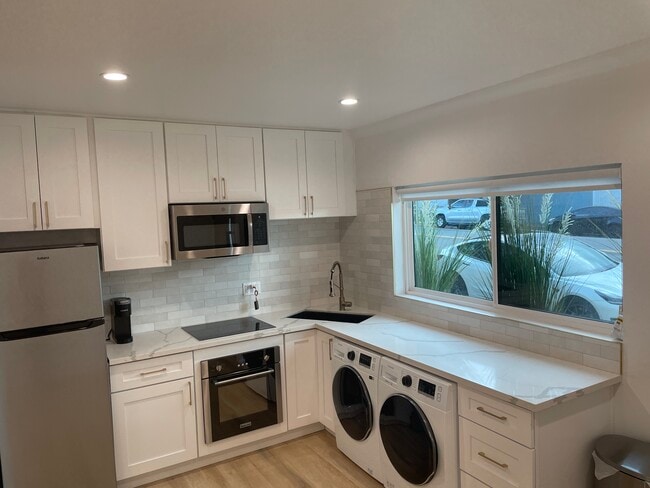 Building Photo - 3623 1/4 Fletcher Dr Unit 3623 1/4 Fletcher Dr