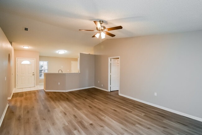 Photo - 84 Reeding Ridge Dr W