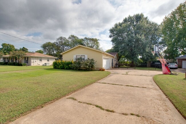 Photo - 904 SE Chatterson Rd