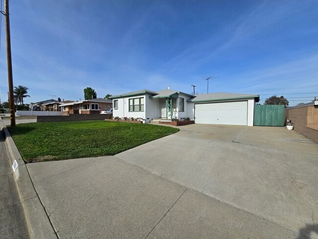Building Photo - Classic 3 Bed, 2 Bath Home on Large Lot