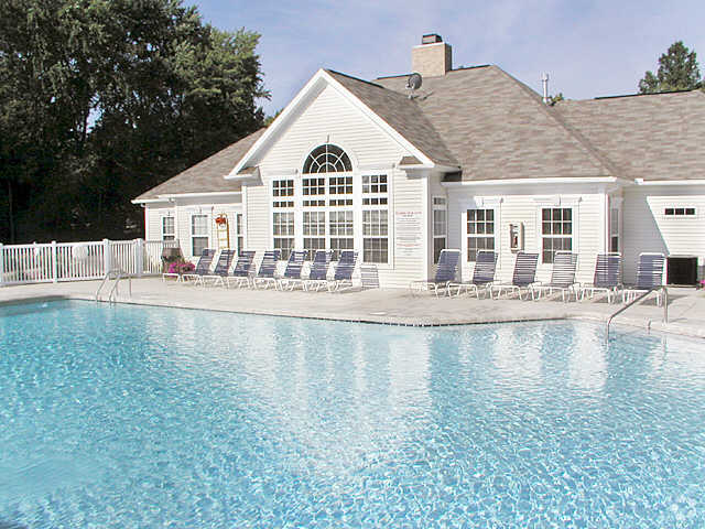 Sparkling Pool - Fairway Park Apartments