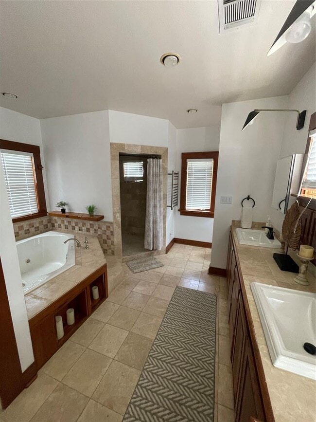 Photo - 1000 E 8th St