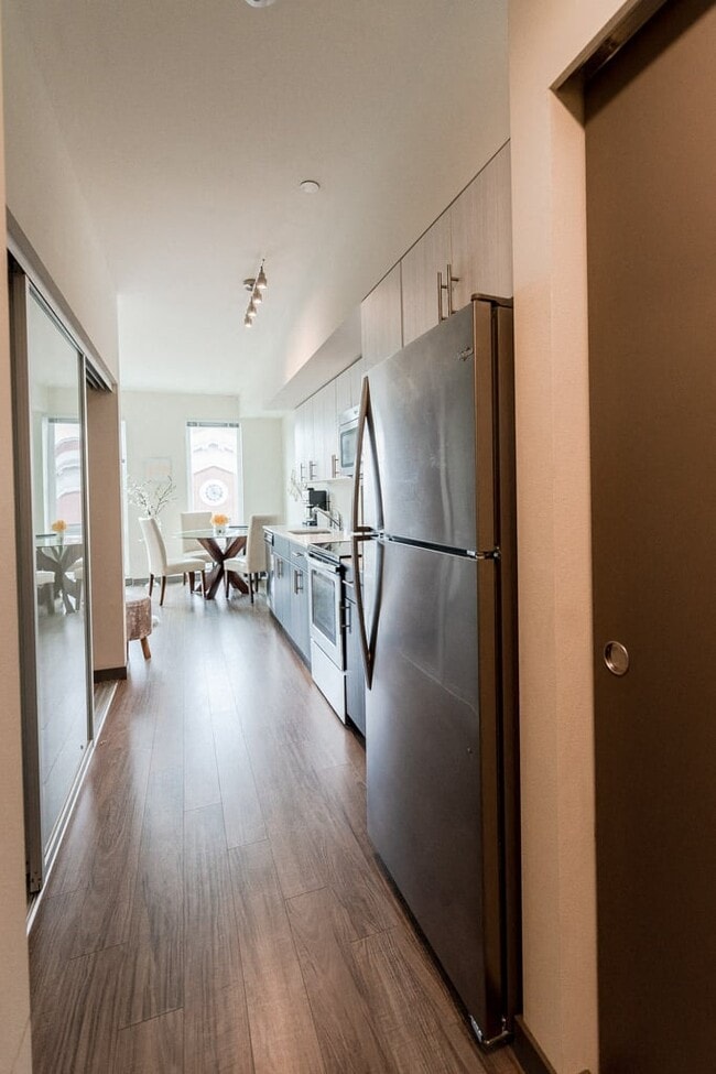 Apartamentos en Seattle - Icon Apartments - Entrada, cocina y comedor - Icon Apartments