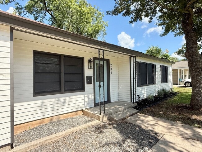 Photo - 209 Laurel St