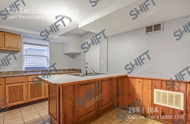 Building Photo - 325 Crescent St NE Unit 4