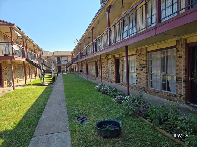 Photo - 830 Victoria Dr Unit A