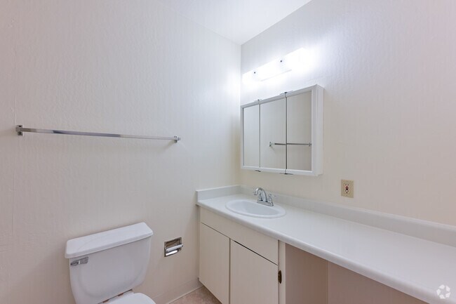 1BR, 1BA - 538SF - Bathroom