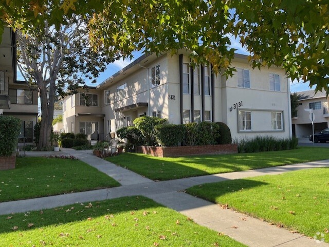 Building Photo - 3131 S Barrington Ave Unit B Rental