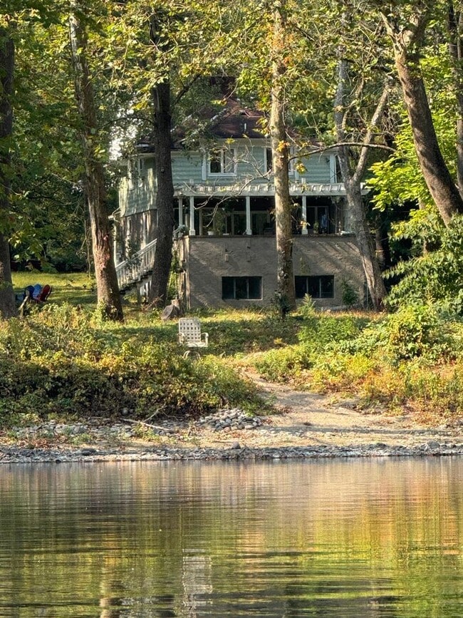 Riverfront home in a quiet spot, 3 acres, ... - Riverfront home in a quiet spot, 3 acres, ...