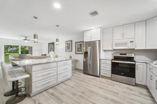 Photo - 717 S US Hwy 1