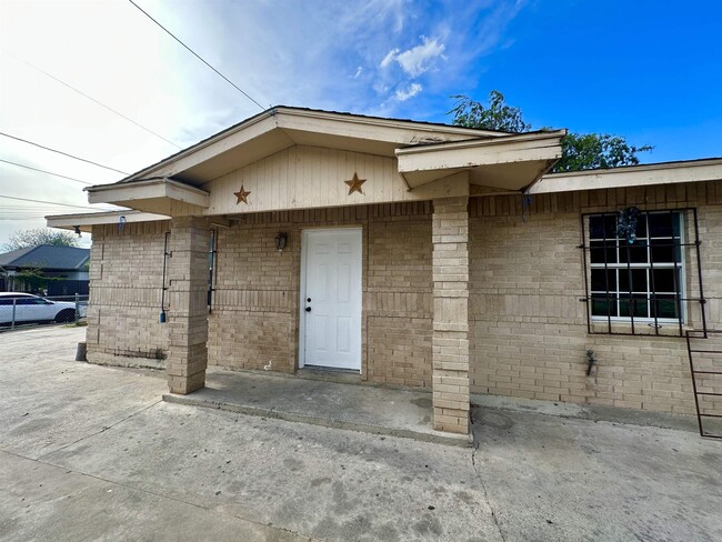 Building Photo - 3703 Flores Ave Rental