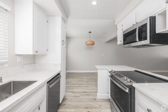 2BR, 2BA - 960SF - Kitchen