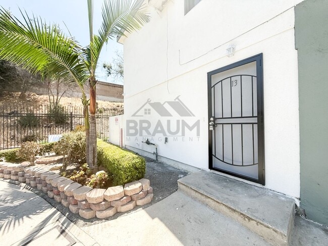 Photo - 15634 Leadwell St Unidad 13