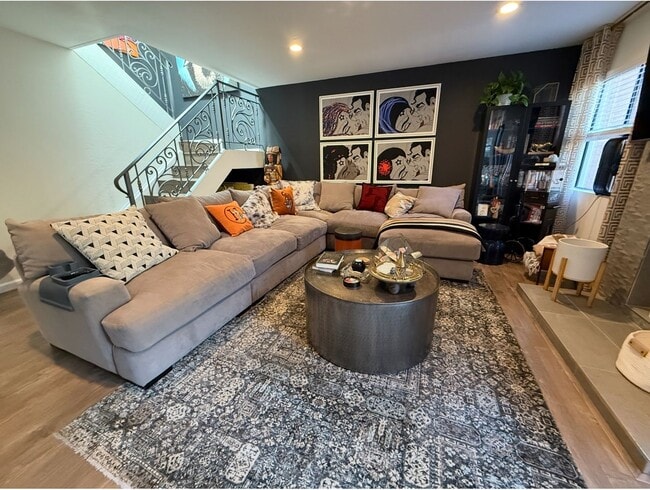 Building Photo - 2 BR / 2.5 Ba Townhome in Lovely Vista La ...