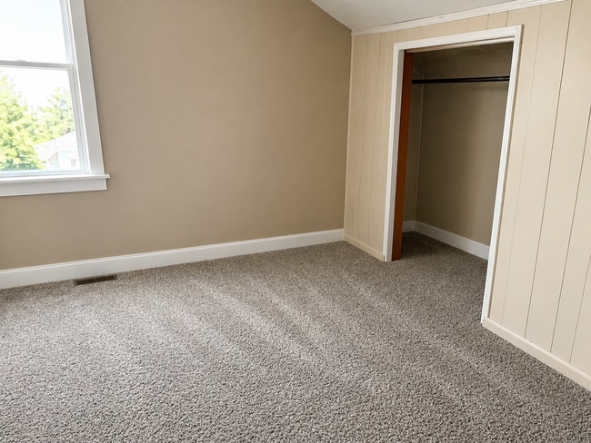 Photo - 633 E 11th St