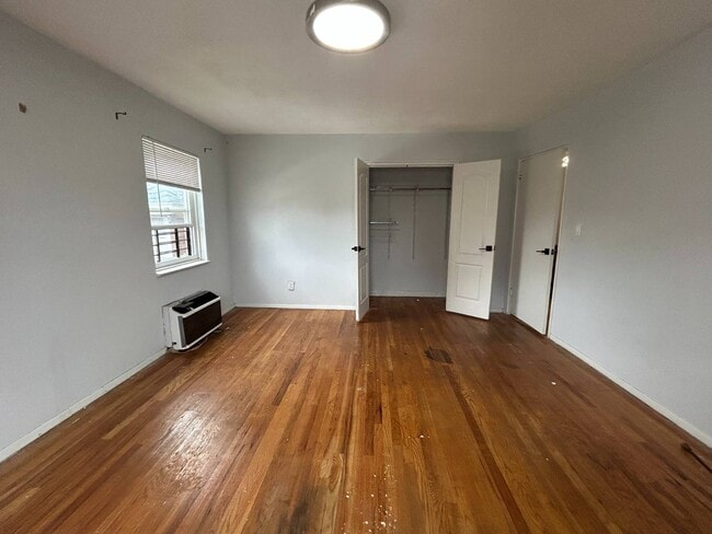Building Photo - 1080 Rhinelander Ave Unit 1