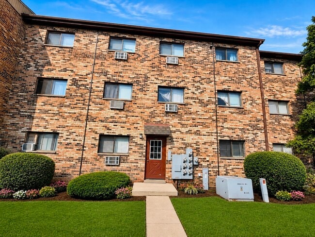 Building Photo - 1510 N Silver Ln Unit 1A