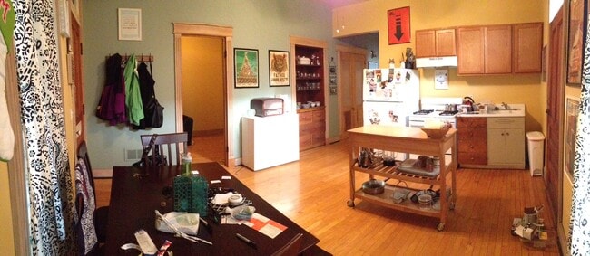 Building Photo - 2558 W Iowa St Unit 2R