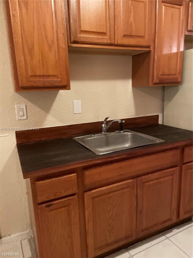 Photo - 4 br, 2 bath House - 640 SW 16th Ave # 1-4