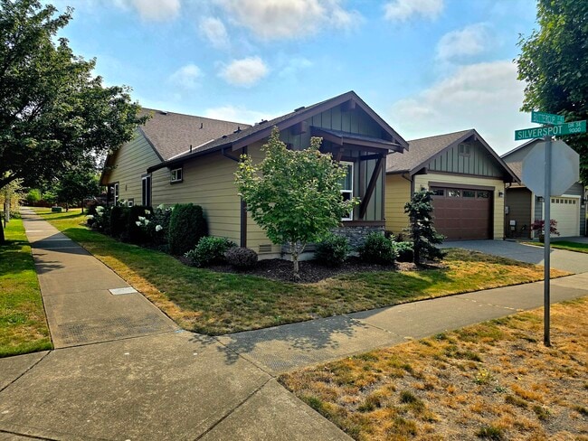9006 Buttercup St SE