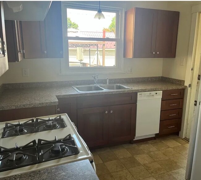 Building Photo - 328 Clayton Ave Unit 328