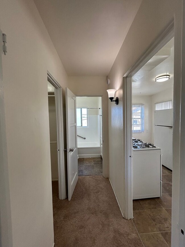 Photo - Bright Upstairs Studio Available NOW Unit 09