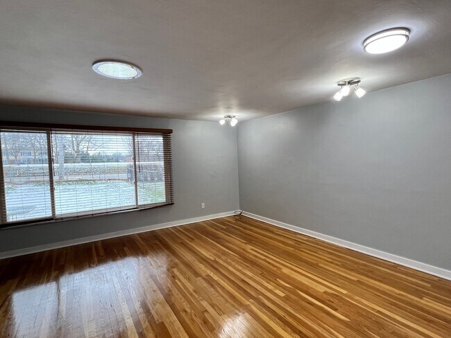 Living area view of front fenced yard - 1564 Greentree Rd
