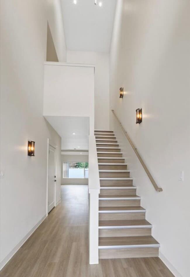 Building Photo - South Hill Townhomes Unit A-1