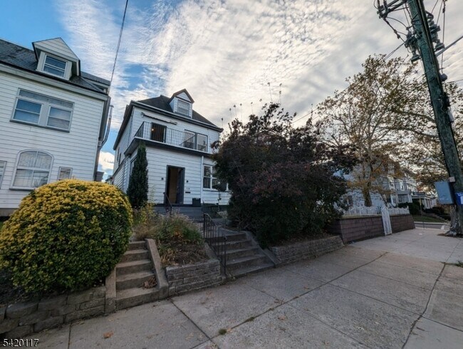 Building Photo - 124 2nd Ave Unit 1