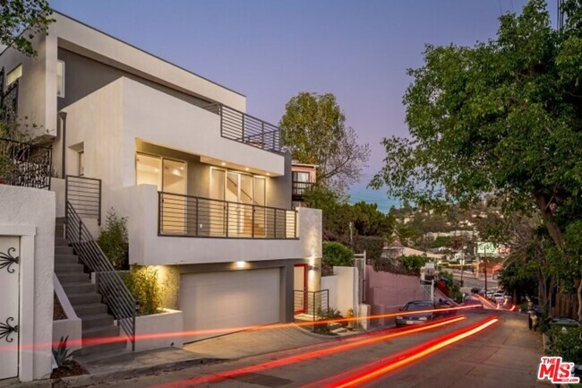 Building Photo - 3907 De Longpre Ave Rental